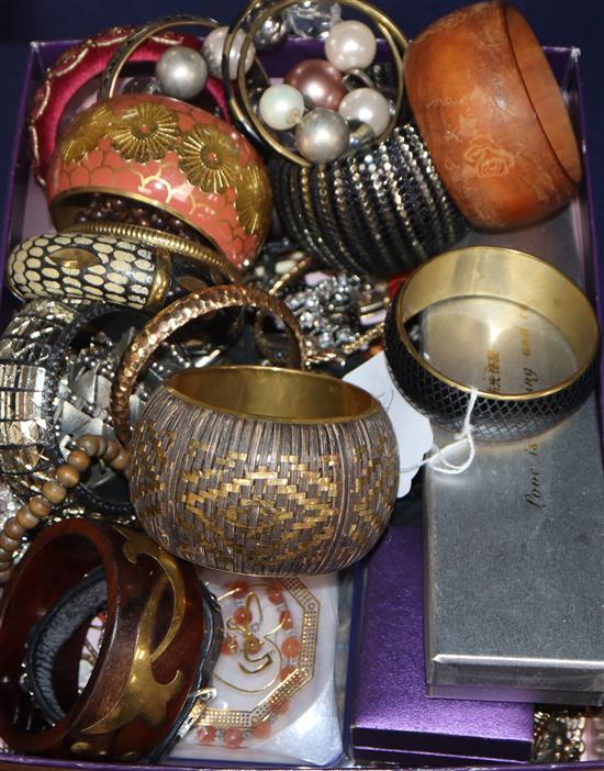 A quantity of assorted costume jewellery.